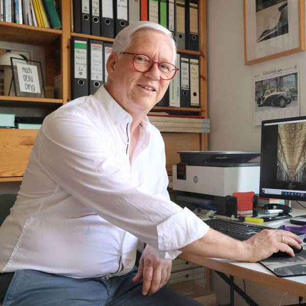 Das Foto zeigt Manfred Bestgen am Computer.
