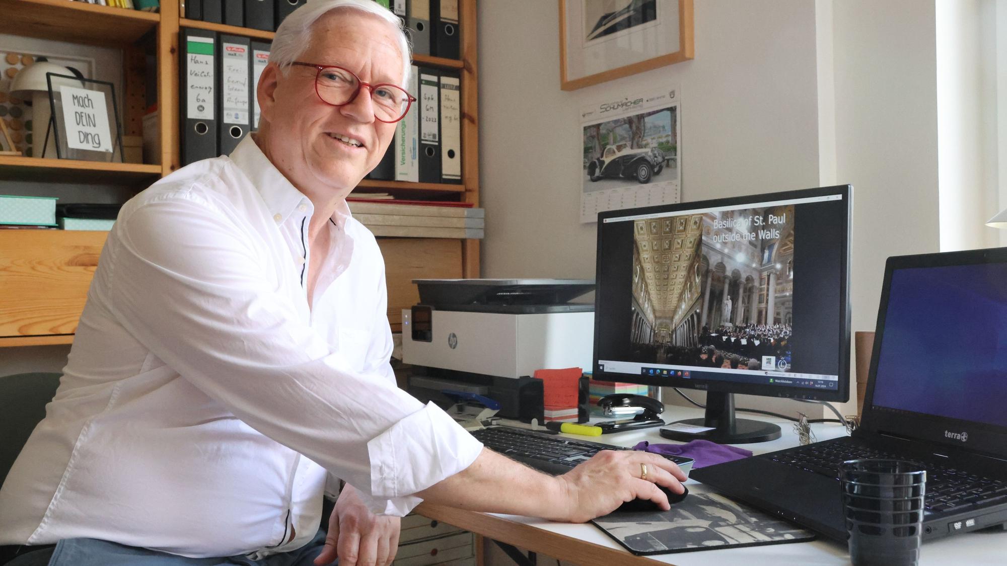 Das Foto zeigt Manfred Bestgen am Computer.