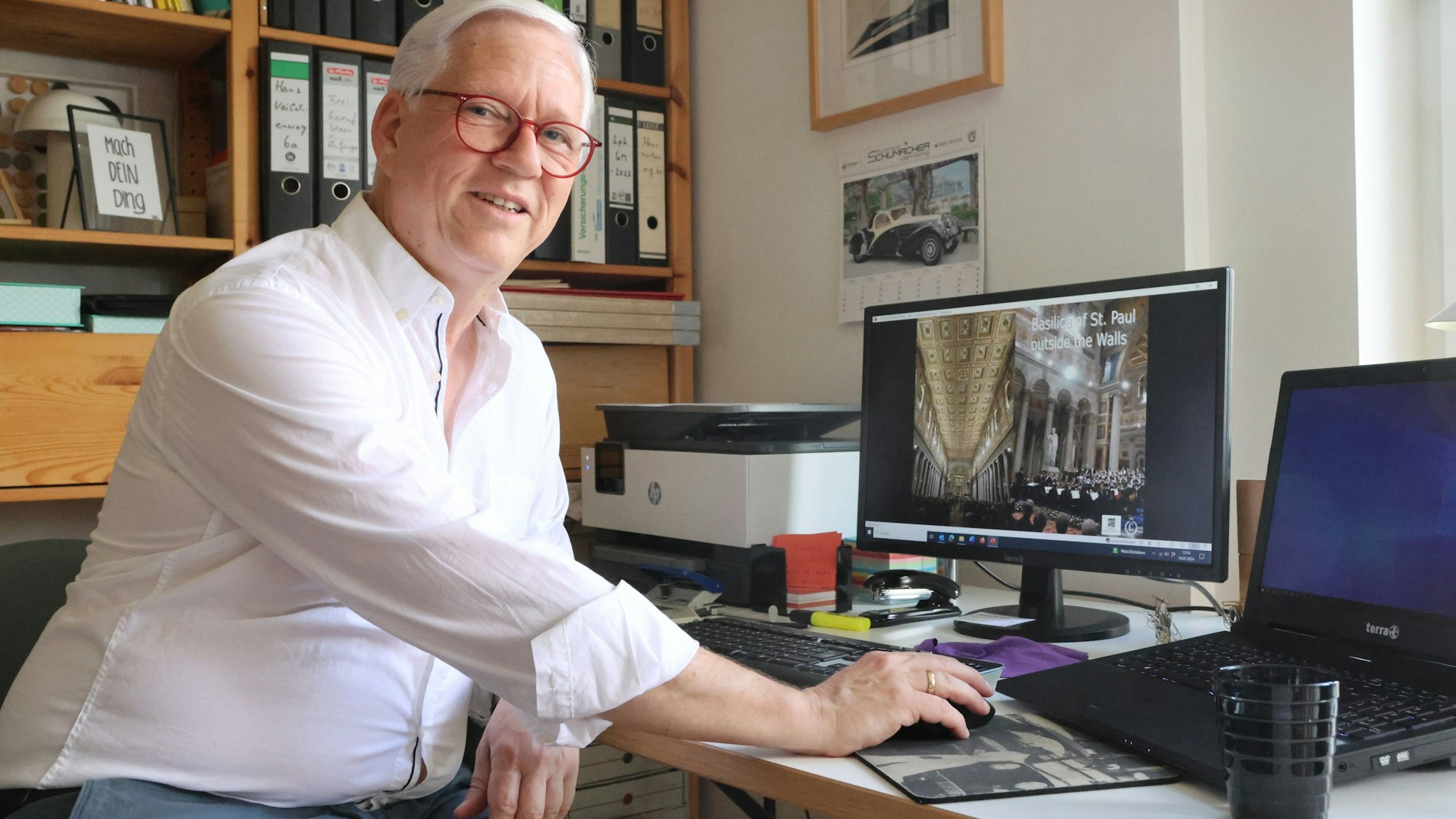 Das Foto zeigt Manfred Bestgen am Computer.