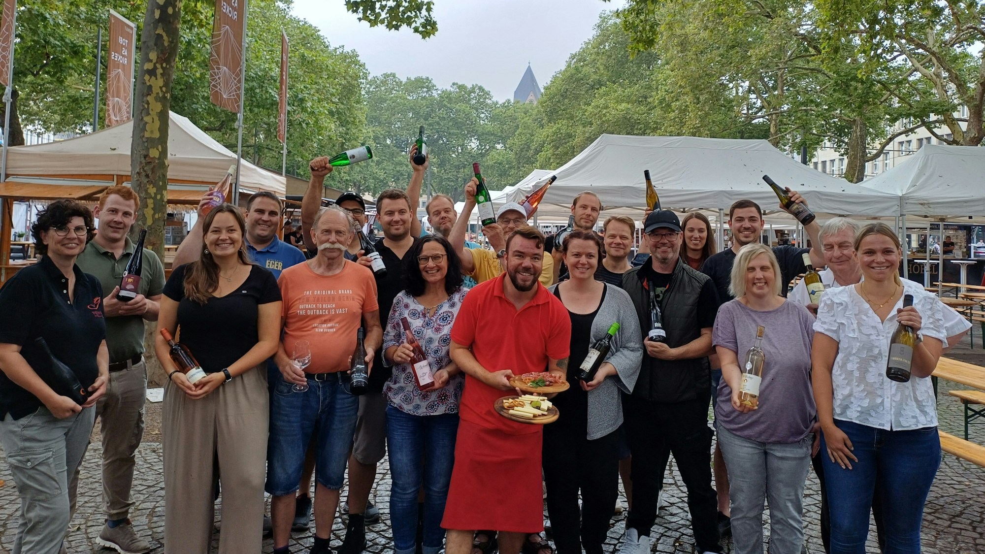 Die Aussteller und Winzer des Marktes mit ihren Erzeugnissen und Südtiroler Spezialitäten.