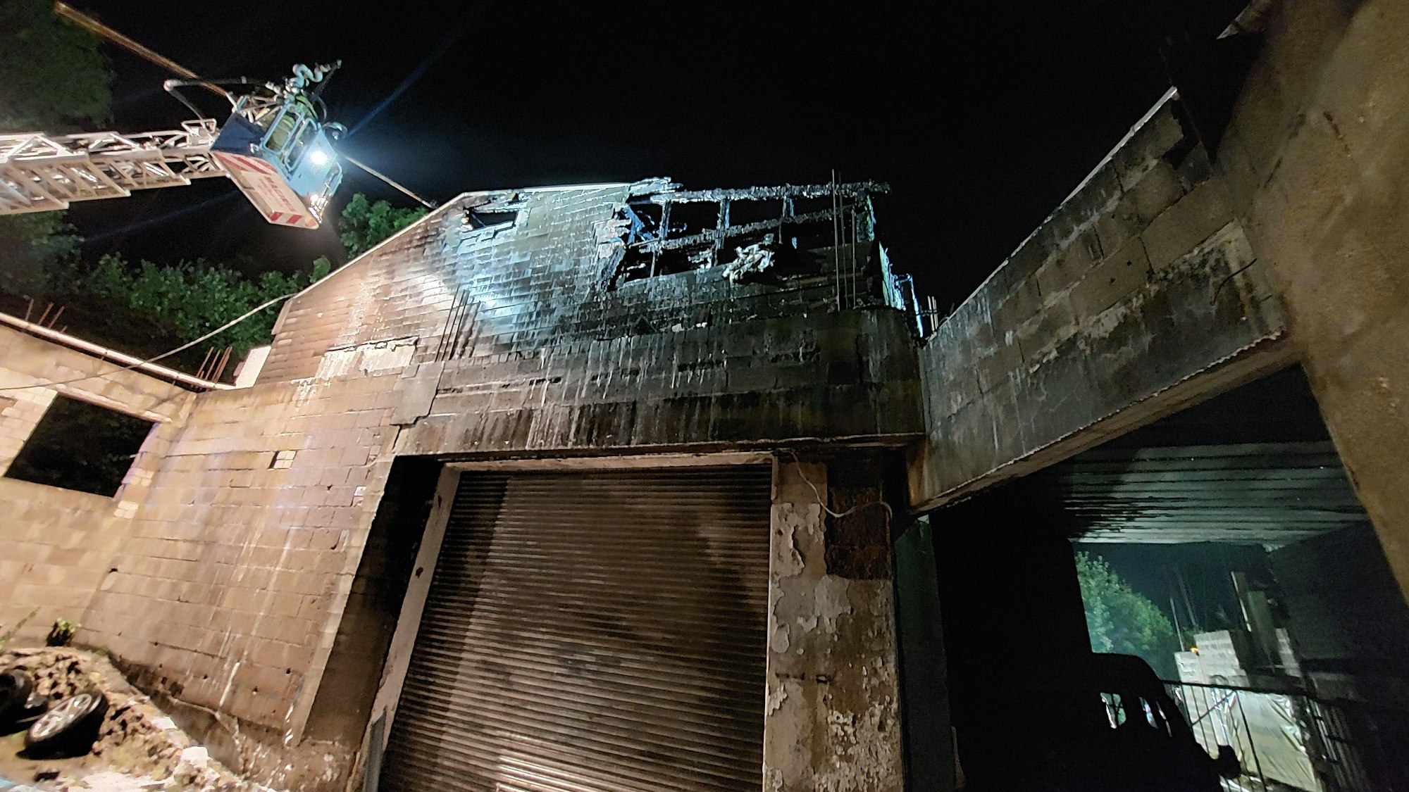 Eine abgebrannte Kfz-Werkstatt.