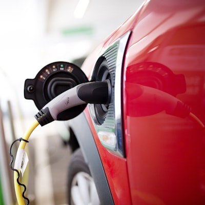 Kostenlos können E-Autos in der Wipperfürther Innenstadt nur an den Ladesäulen während des Ladens parken.