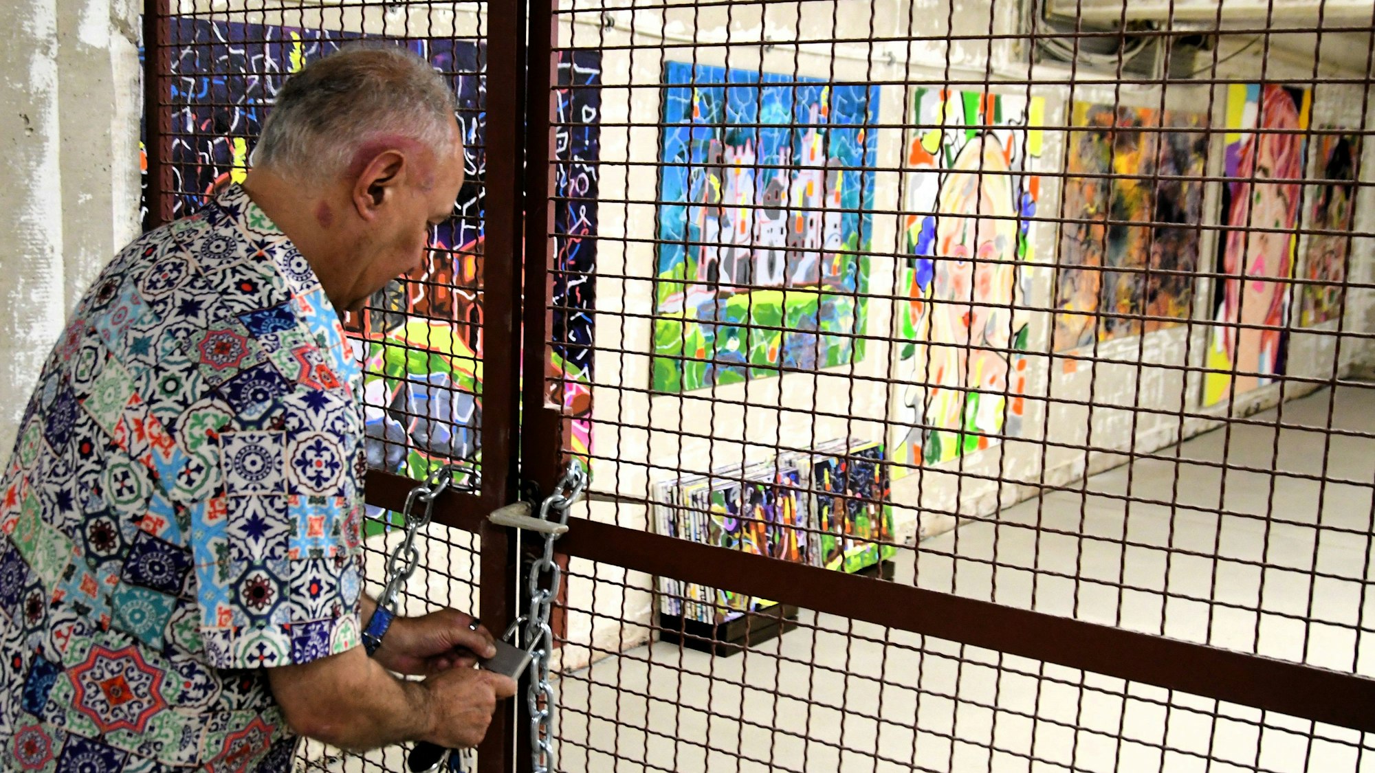 Hermann-Josef Gemünd schließt den Keller zur Ausstellung auf.