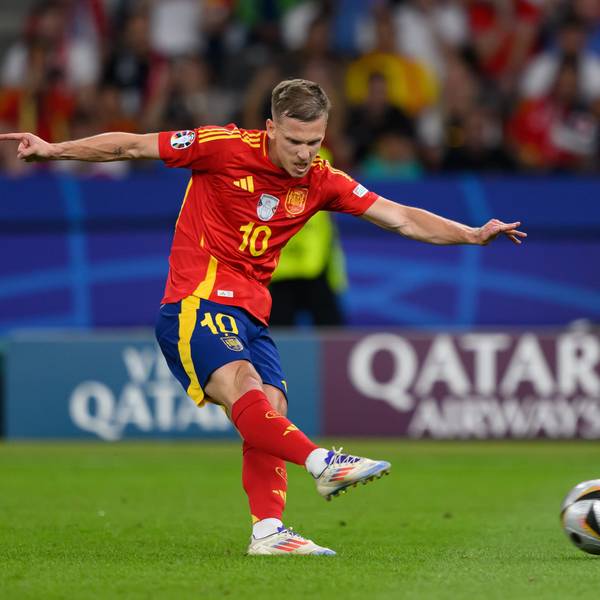 Spaniens Dani Olmo spielt den Ball.