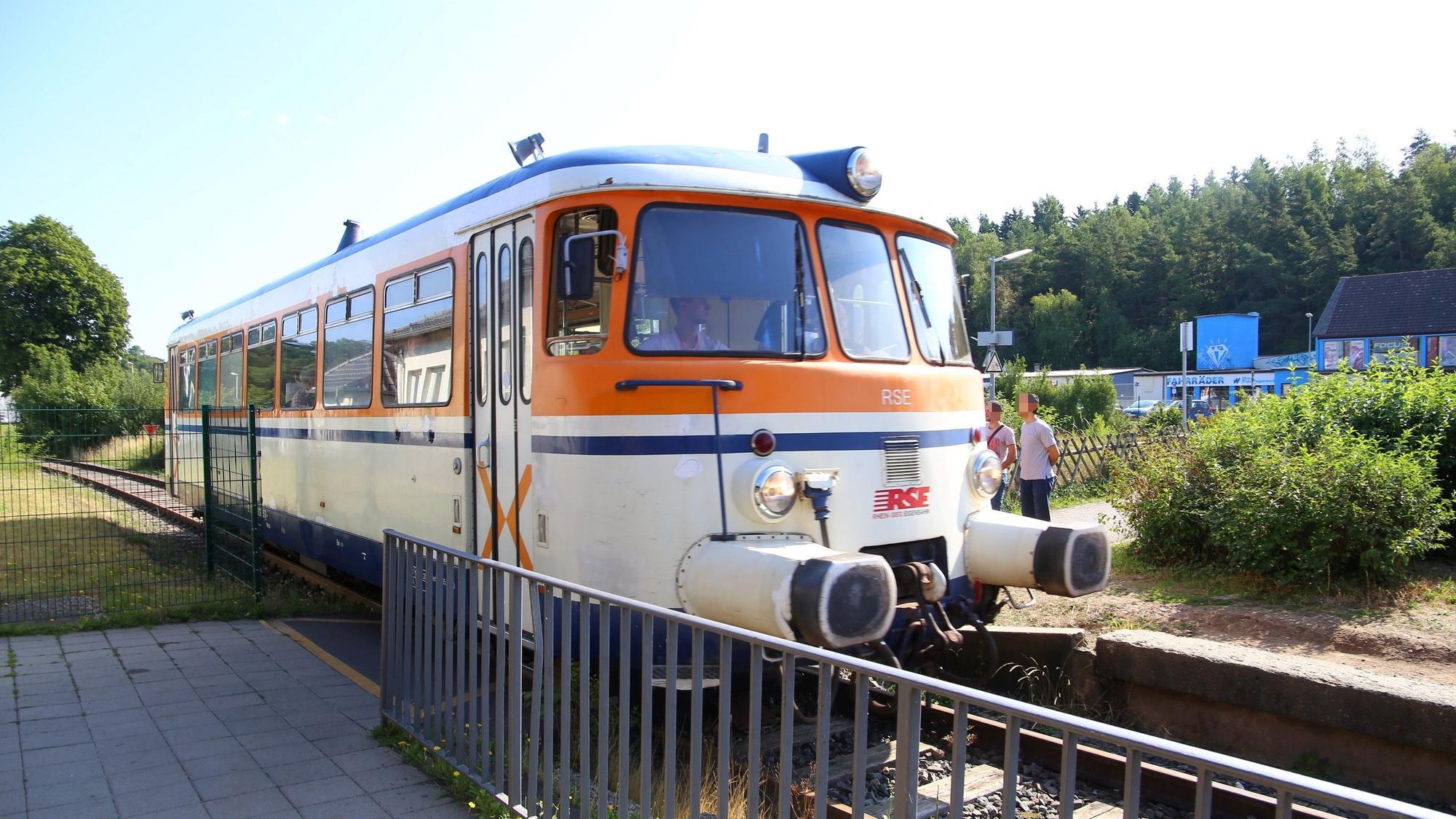 Ein Triebwagen der Oleftalbahn steht auf den Gleisen.