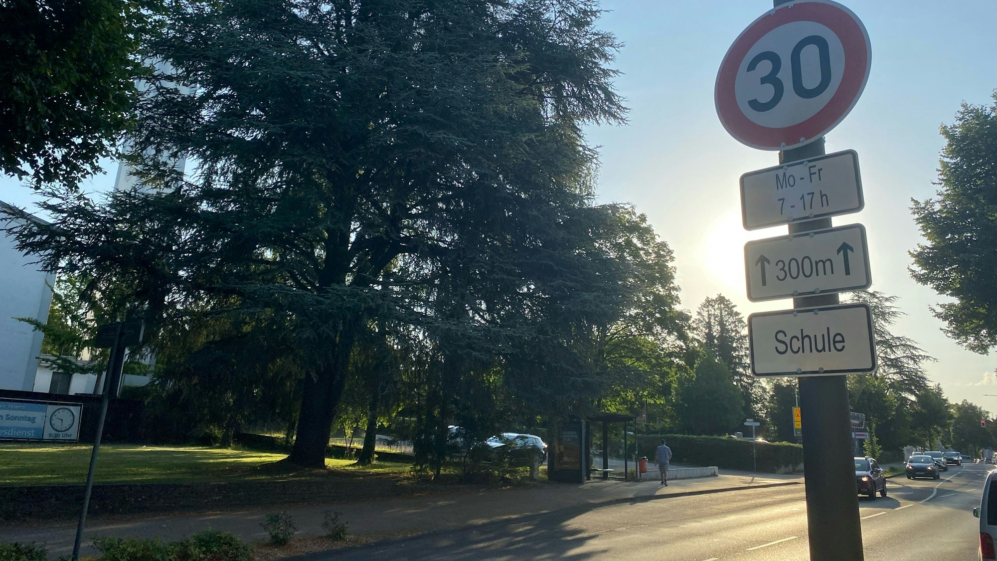 Tempo 30 gilt auf der Mülheimer Straße vor der Gemeinschaftsgrundschule.