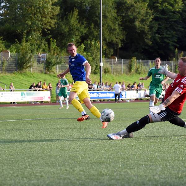Lindlars Torhüter Simon Schreiner spitzelt den Ball weg.