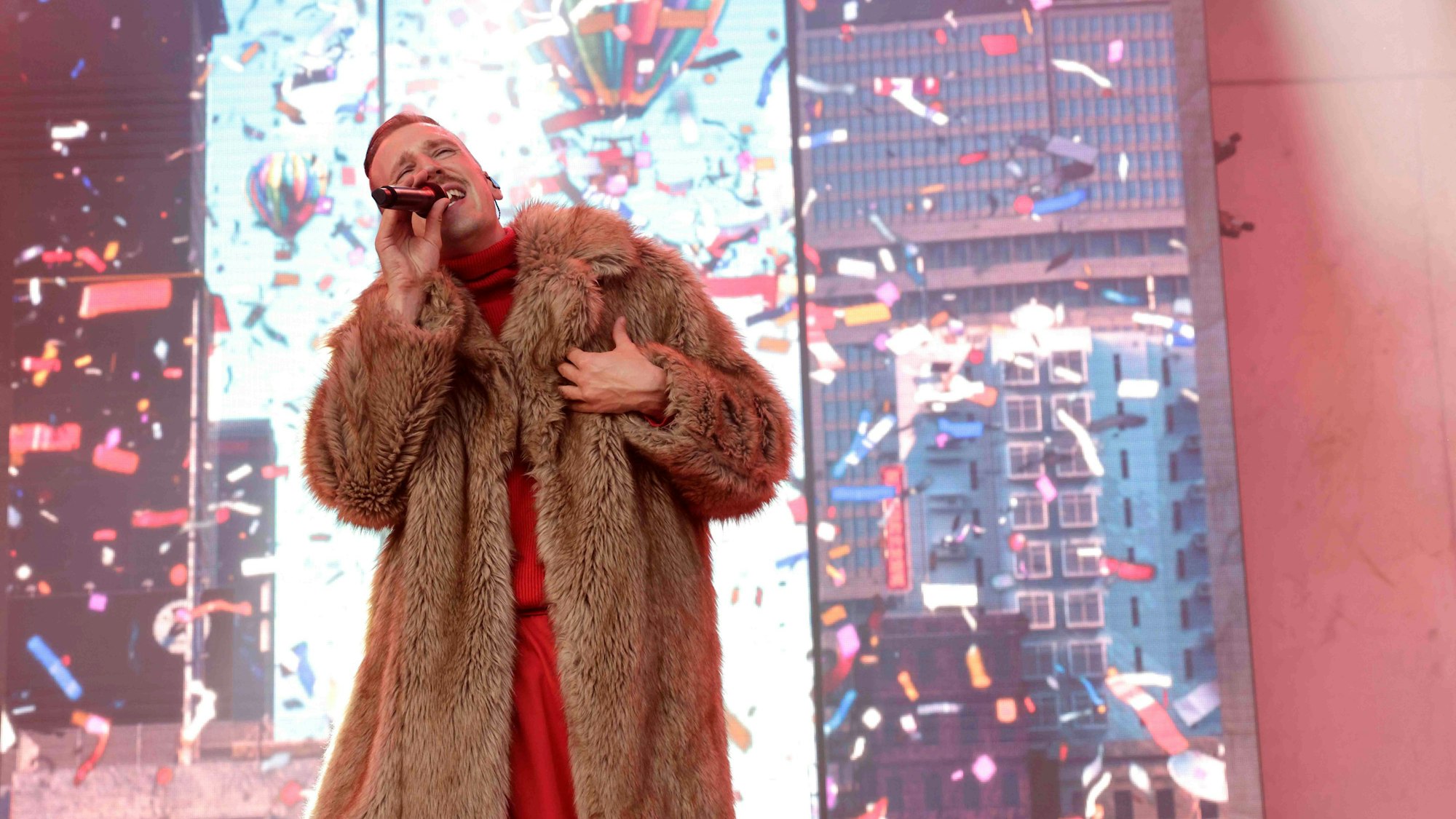 Alligatoah auf der Bühne des Kölner Tanzbrunnens.