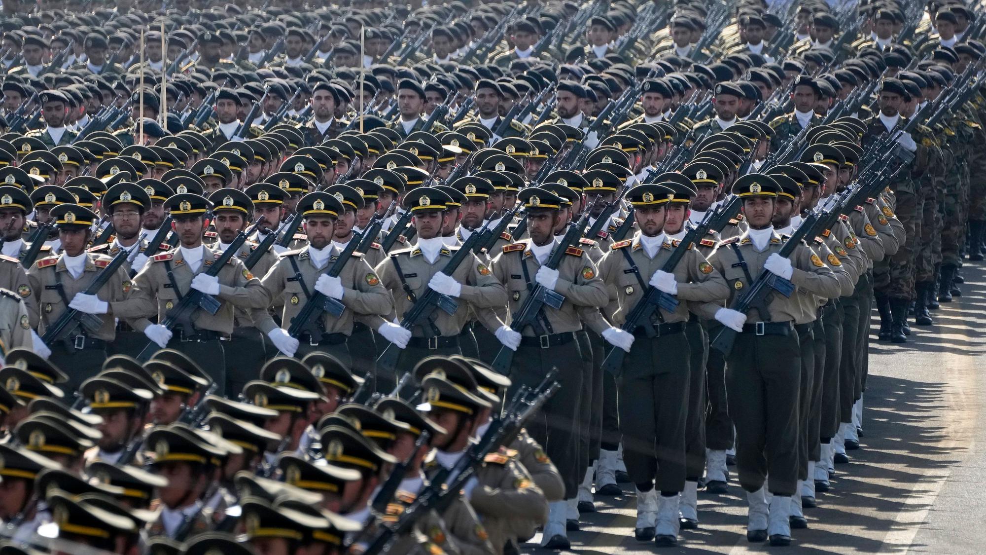 Teheran: Kadetten der iranischen Armee marschieren während der jährlichen Militärparade zum Jahrestag des Beginns des Krieges gegen den Iran durch den ehemaligen irakischen Diktator Hussein vor dem Schrein des verstorbenen Revolutionsgründers Ayatollah Khomeini.