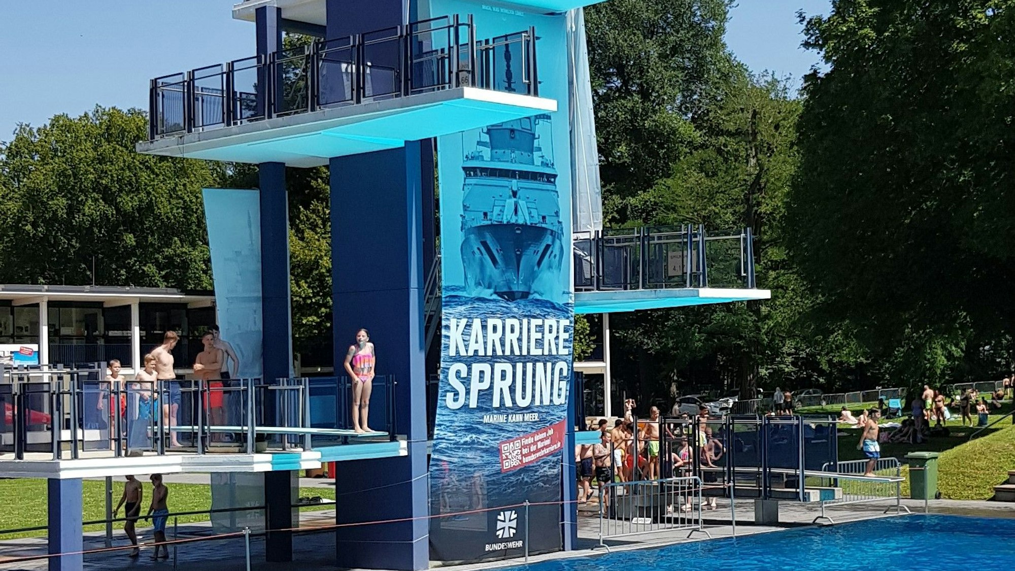 Großflächig wirbt die Bundeswehr im Kölner Stadionbad mit dem Slogan „Karriere-Sprung“ für einen Einstieg bei der Marine.