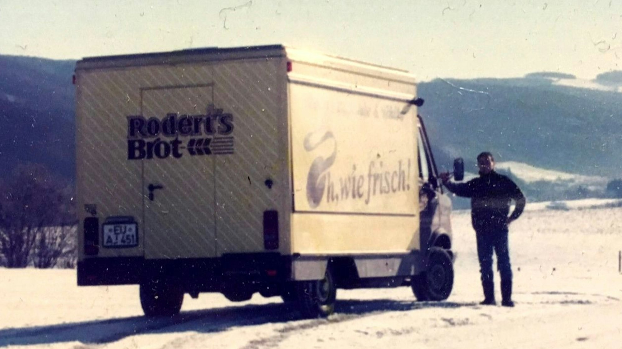 Ein Wagen von Rodert's Brot hält im Schnee. Daneben steht Hermann-Josef Gemünd.