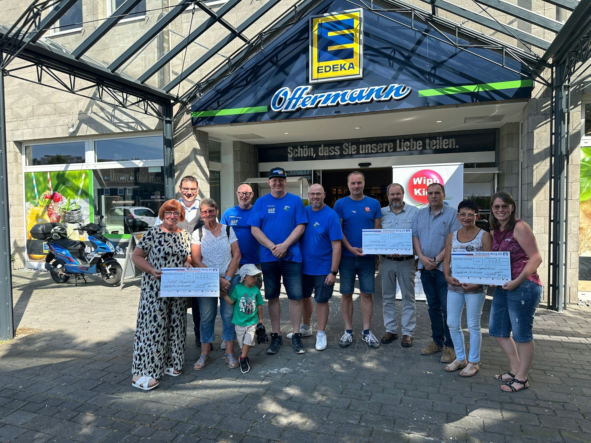 Spendenübergabe mit (v.l.) Bärbel Boxberg und Jutta Kups (Tafel), dahinter Jochen Offermann (Edeka), Jungfrau Lisbeth (Carsten Sprenger), Prinz Uli Becker, Bauer Lars Richter, Michael Otto, Thomas Bosbach und Lothar Tholl (Wipp-Kids) sowie Edda Rademacher und Janina Pedro (Tierschutzverein Wipperfürth).
