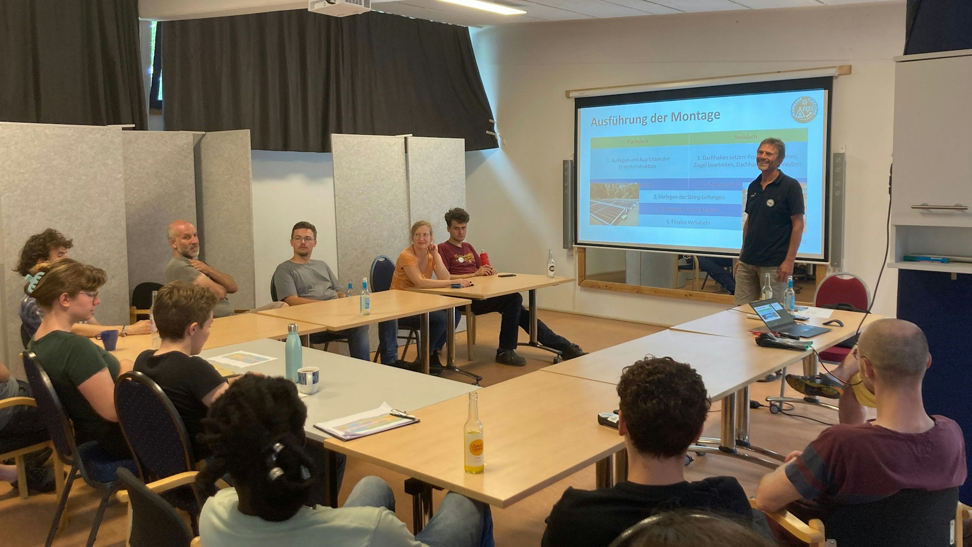 Im Theorieunterricht bringt Solar-Profi Ansgar Delahaye (vorne) den Teilnehmenden die Grundlagen des PV-Handwerks bei.