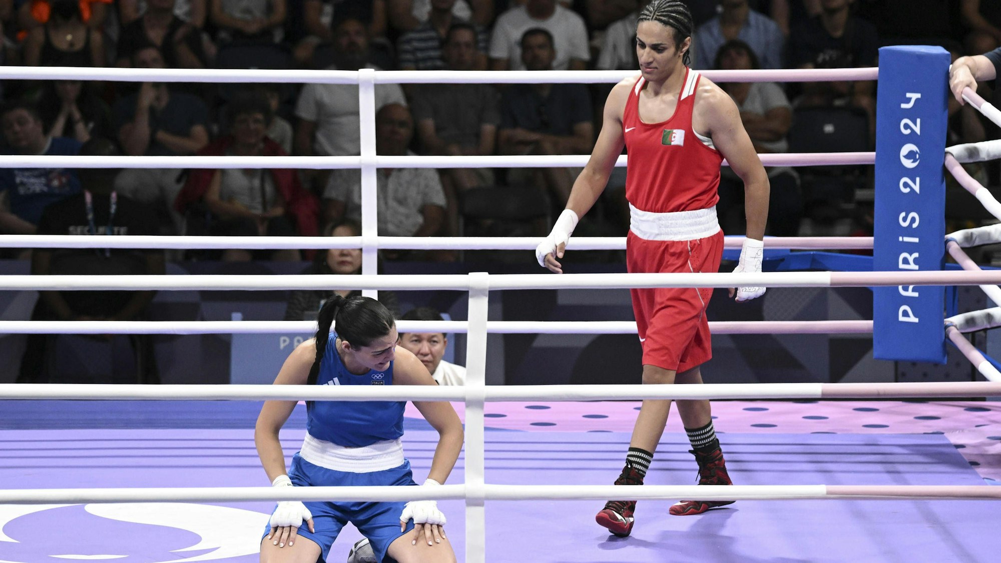 Imane Khelif steht im Ring, vor ihr kniet Angela Carini. Der Kampf zwischen der Algerierin und der Italienerin sorgt für Wirbel.