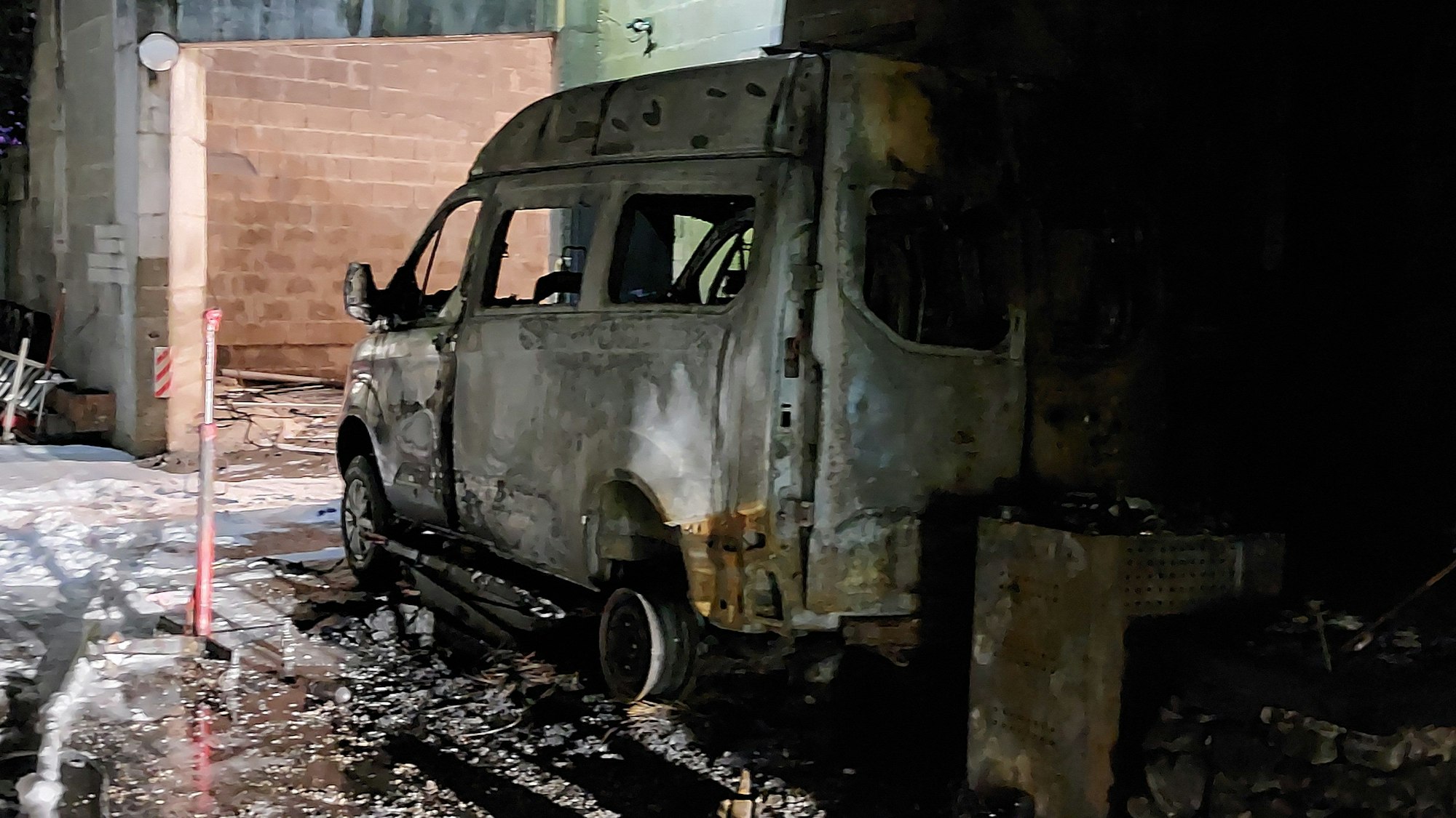 Ein abgebranntes Auto.