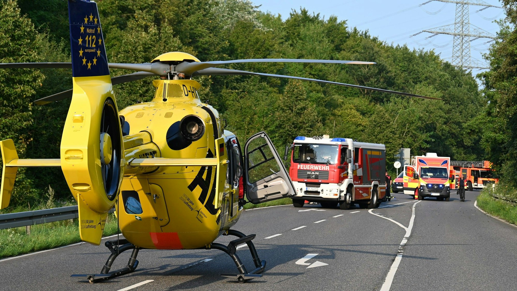 Der verletzte Kradfahrer wurde mit einem Rettungshubschrauber in eine Klinik geflogen.
