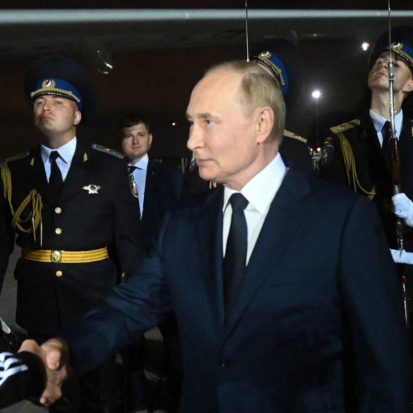 Der russische Präsident Wladimir Putin (r) begrüßt den vom Westen freigelassenen russischen Gefangenen Wadim Krassikow nach dessen Ankunft auf dem Regierungsflughafen Vnukovo außerhalb von Moskau.