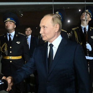 Der russische Präsident Wladimir Putin (r) begrüßt den vom Westen freigelassenen russischen Gefangenen Wadim Krassikow nach dessen Ankunft auf dem Regierungsflughafen Vnukovo außerhalb von Moskau.