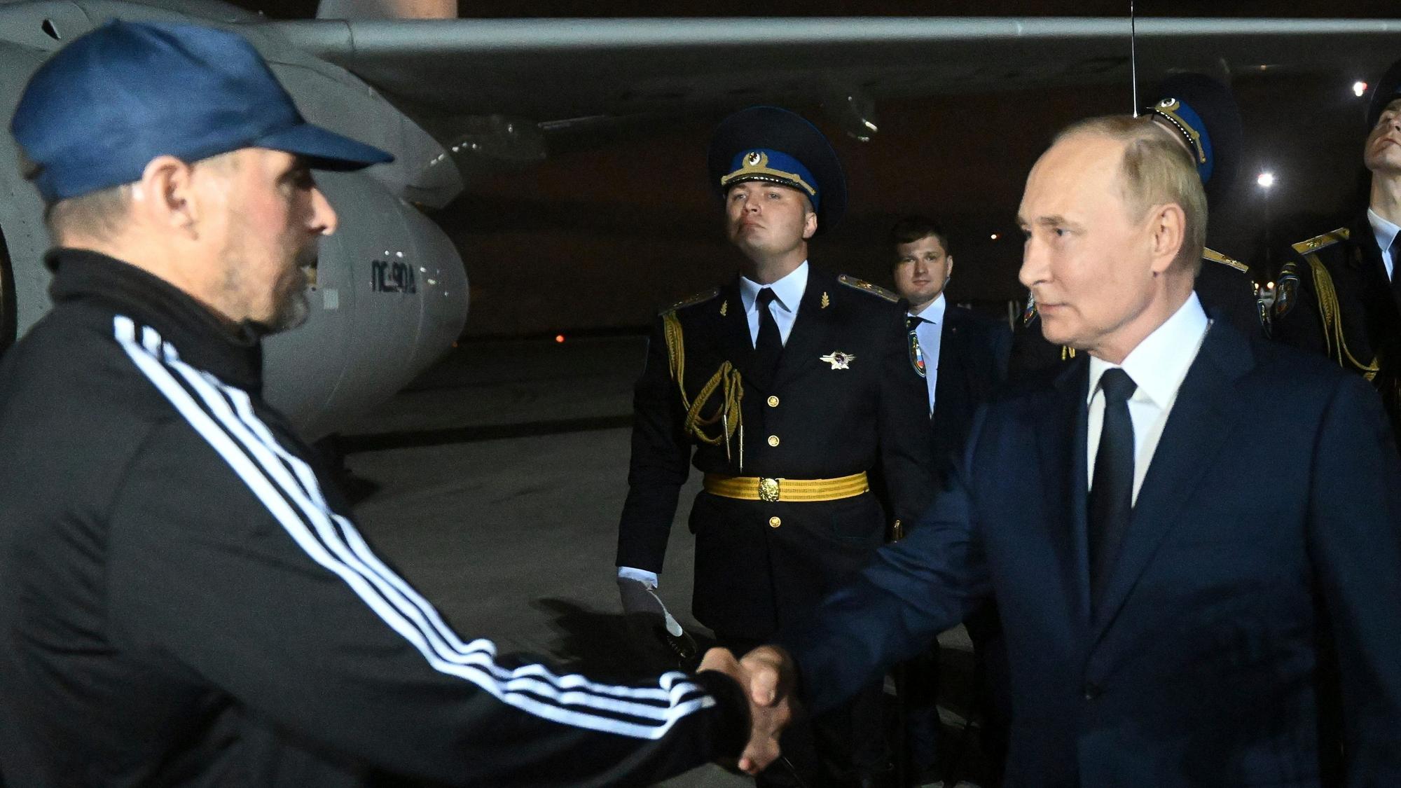 Der russische Präsident Wladimir Putin (r) begrüßt den vom Westen freigelassenen russischen Gefangenen Wadim Krassikow nach dessen Ankunft auf dem Regierungsflughafen Vnukovo außerhalb von Moskau.