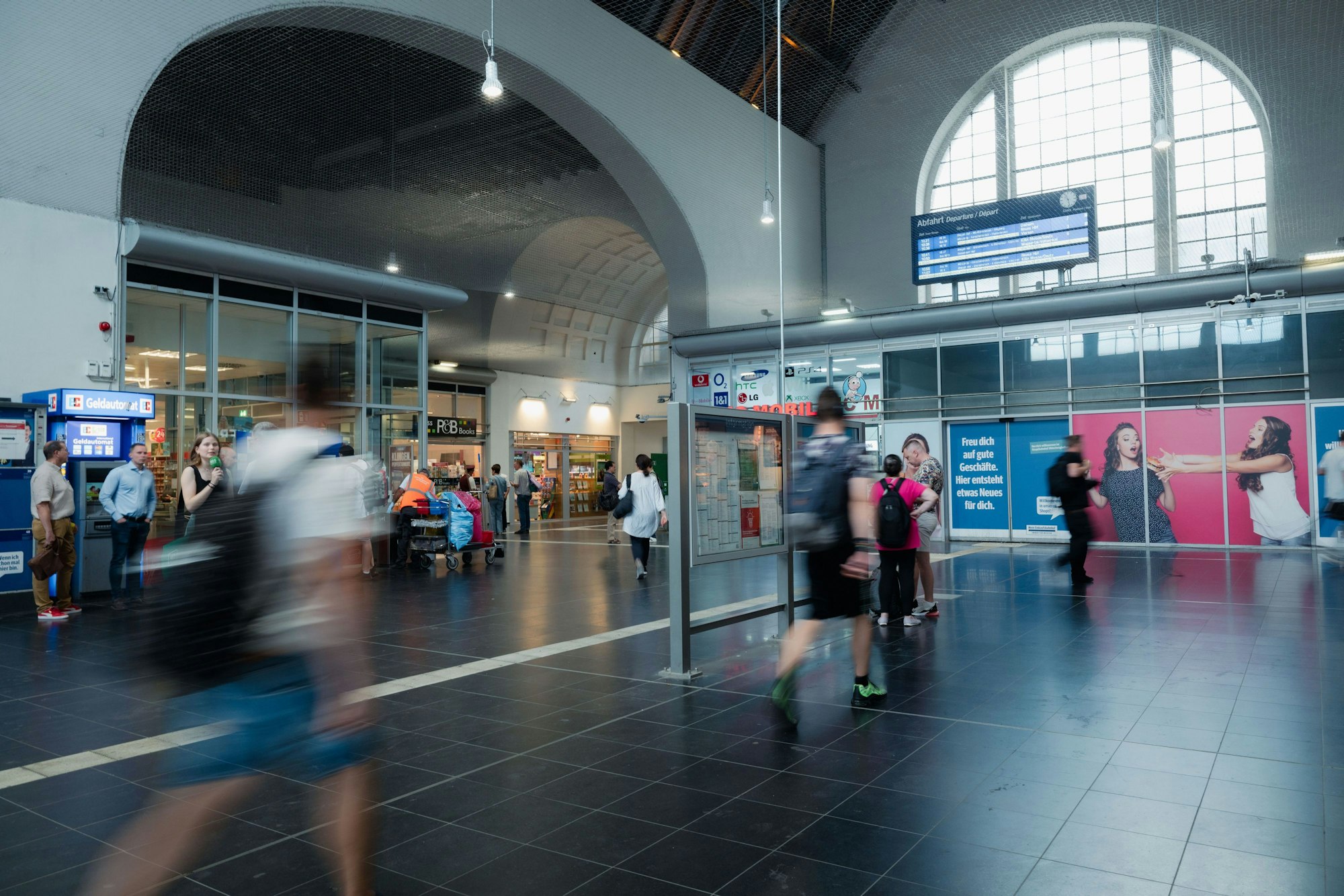 Im Hauptbahnhof Mönchengladbach soll Künstliche Intelligenz testweise für mehr Sicherheit sorgen.