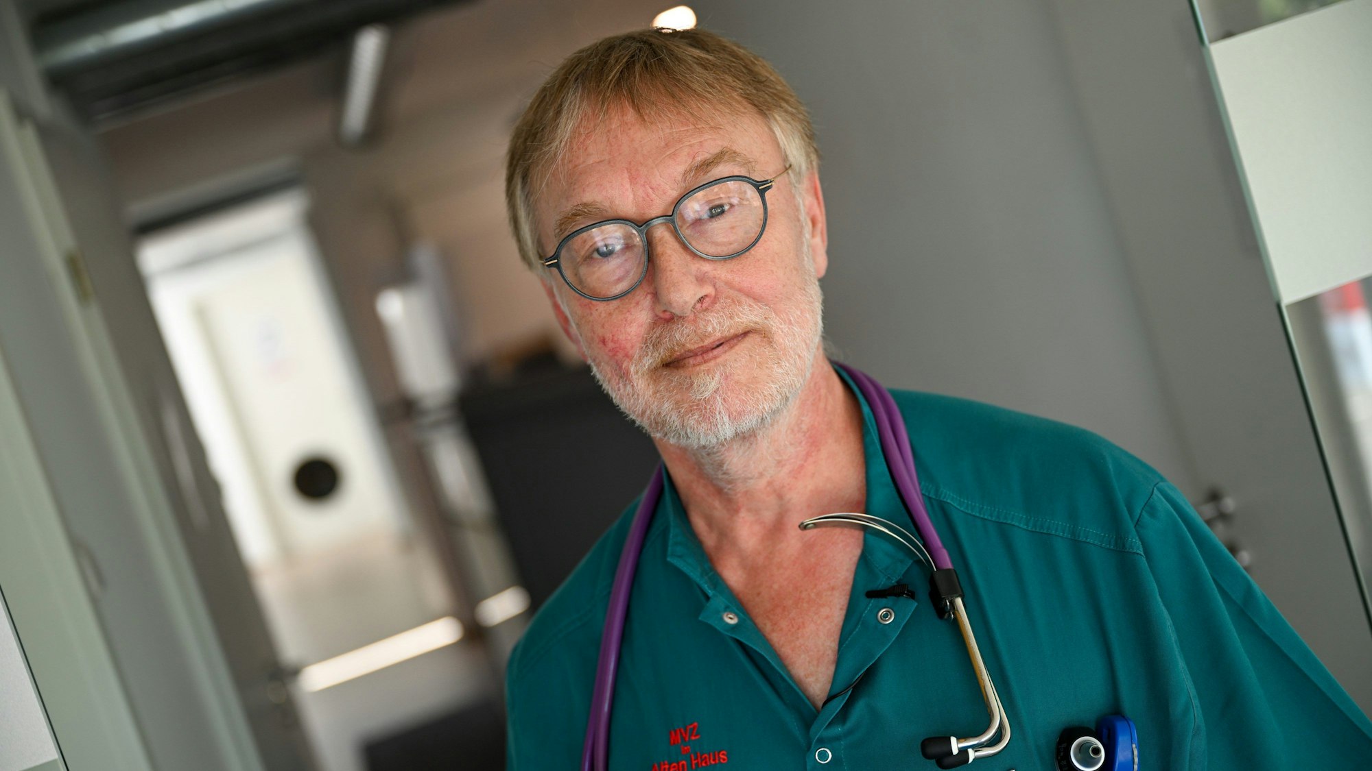 Der Kinderarzt Ulrich Kuhn aus dem baden-württembergischen Kirchheim unter Teck muss sich wegen eines Hinweisschilds an seiner Praxis viel Kritik anhören. Er hatte angekündigt, bei fehlenden Deutschkenntnissen Kinder nur in Notfällen behandeln zu wollen.