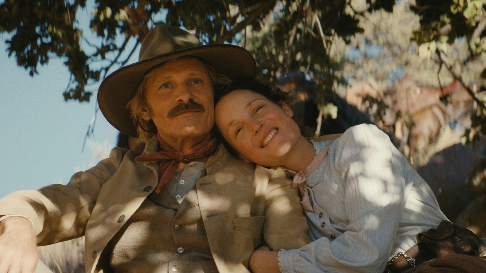 Viggo Mortensen als Holger Olsen und Vicky Krieps als Vivienne Le Coudy in einer Szene des Films „The Dead Don·t Hurt“