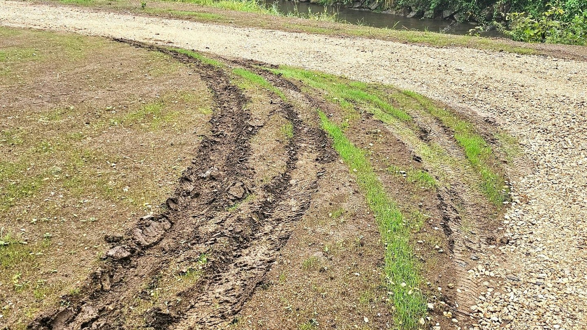 Reifenspuren sind im Dreck gut zu erkennen.