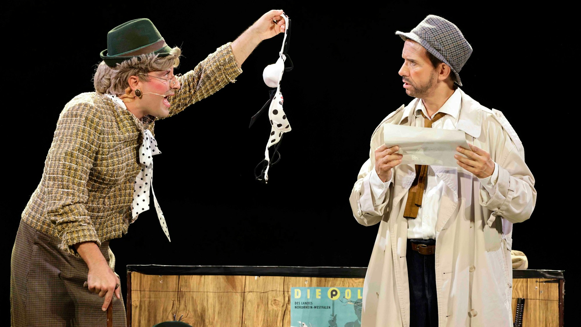 Nico Alesi geht als Oma Fichtelhuber ist auf die Suche nach Hinweisen