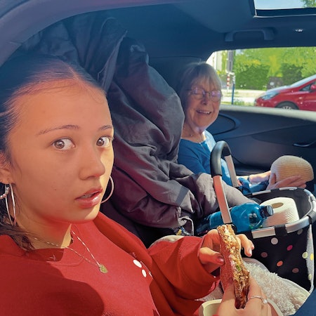 Skepsis und Vorfreude: Tochter und Oma kurz vor dem Start mit dem BYD an die Ostsee.