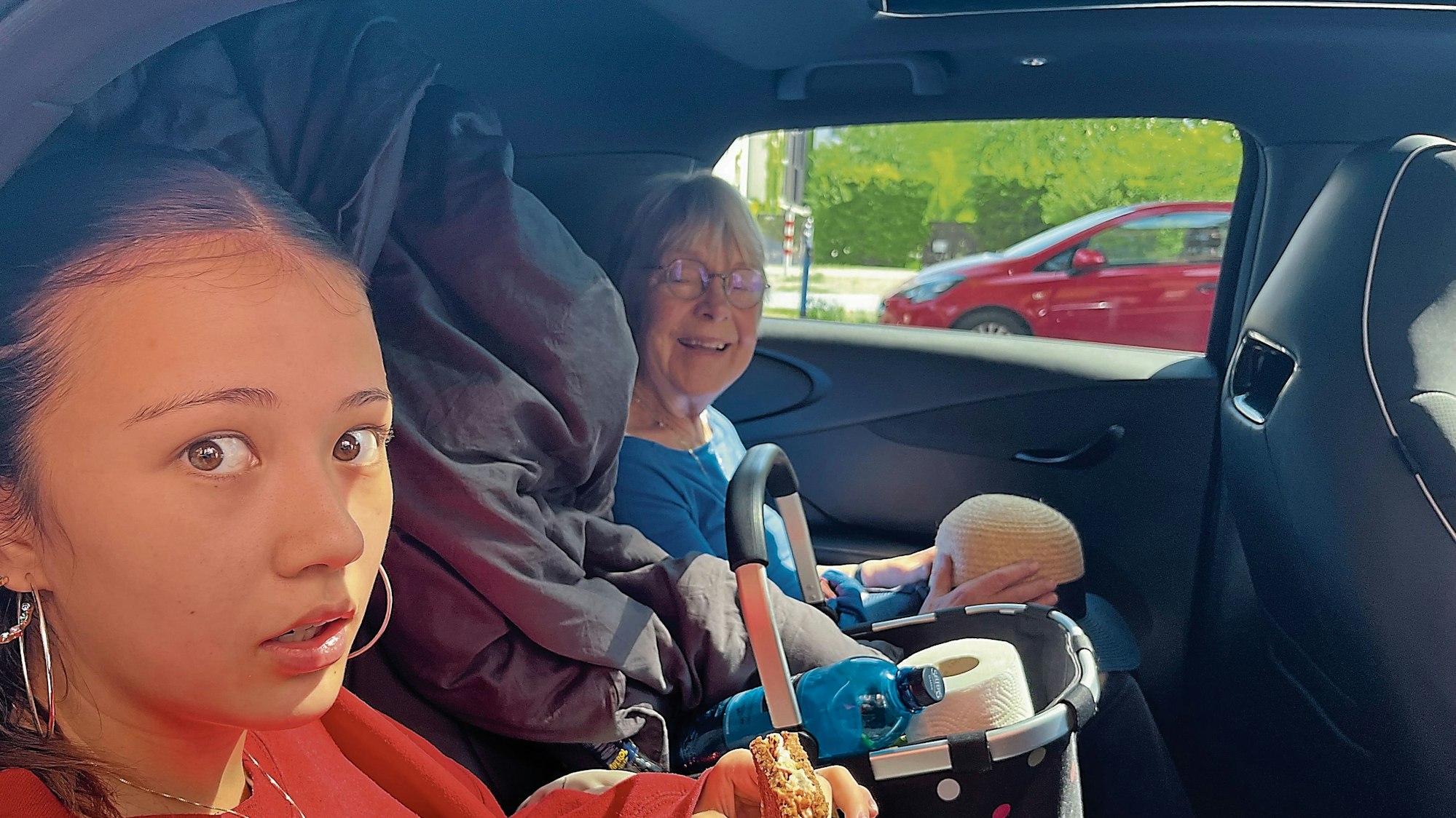 Skepsis und Vorfreude: Tochter und Oma kurz vor dem Start mit dem BYD an die Ostsee.