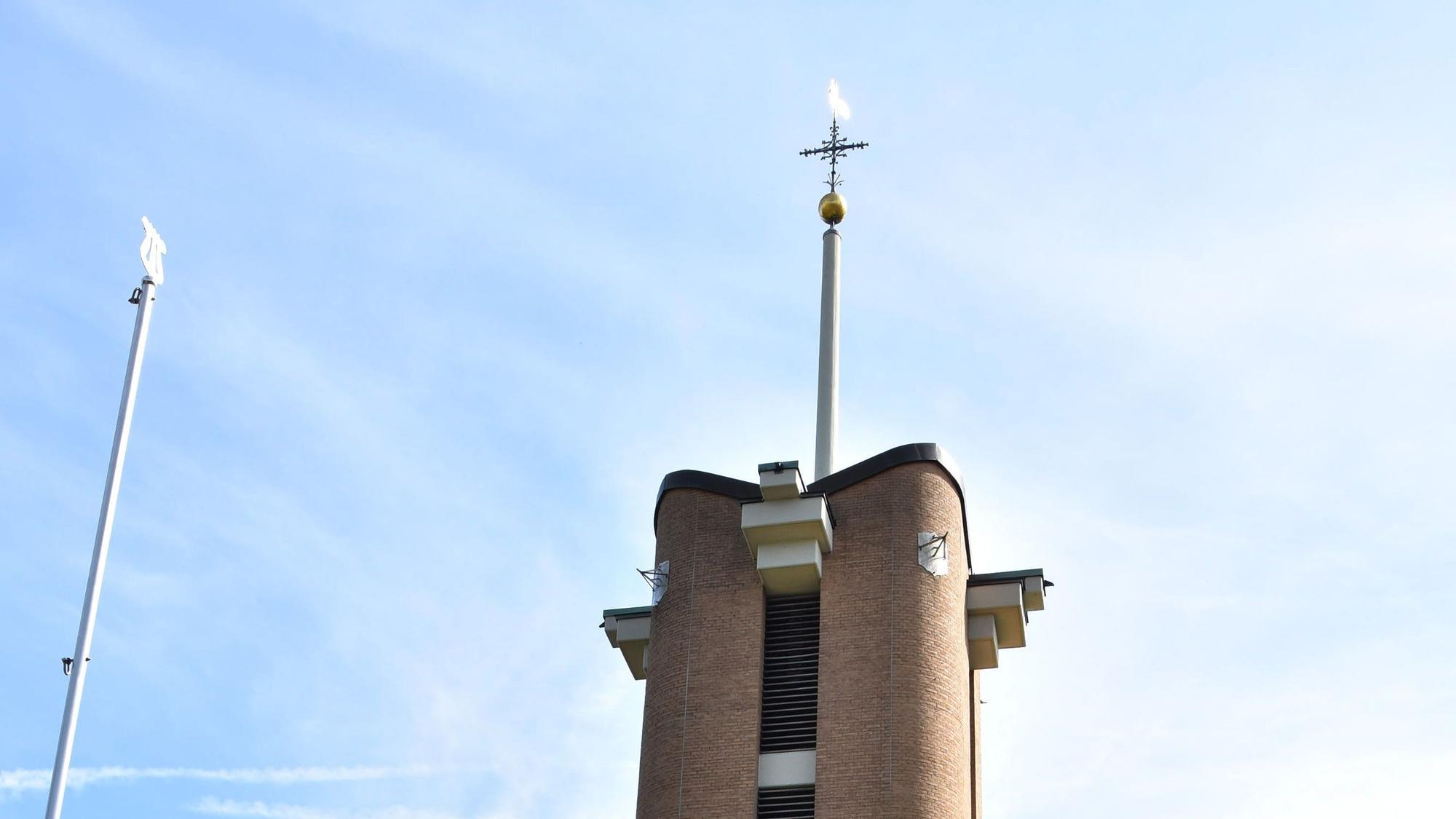 Ein Kirchturm.