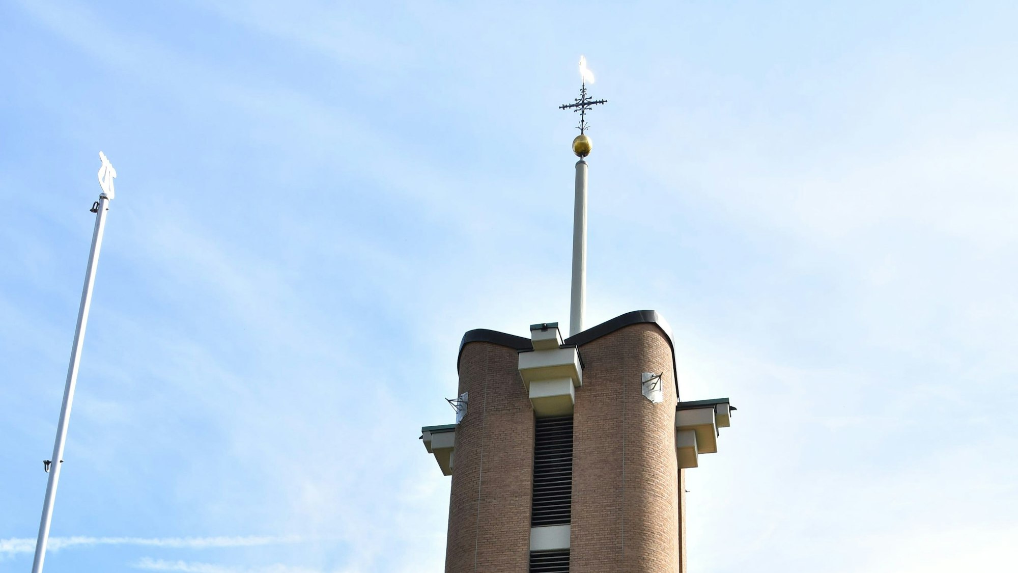 Ein Kirchturm.