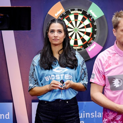 Oliver Pocher und seine Ex-Frau Amira blicken düster bei der Promi-Darts-WM 2023 im Maritim Hotel drein.