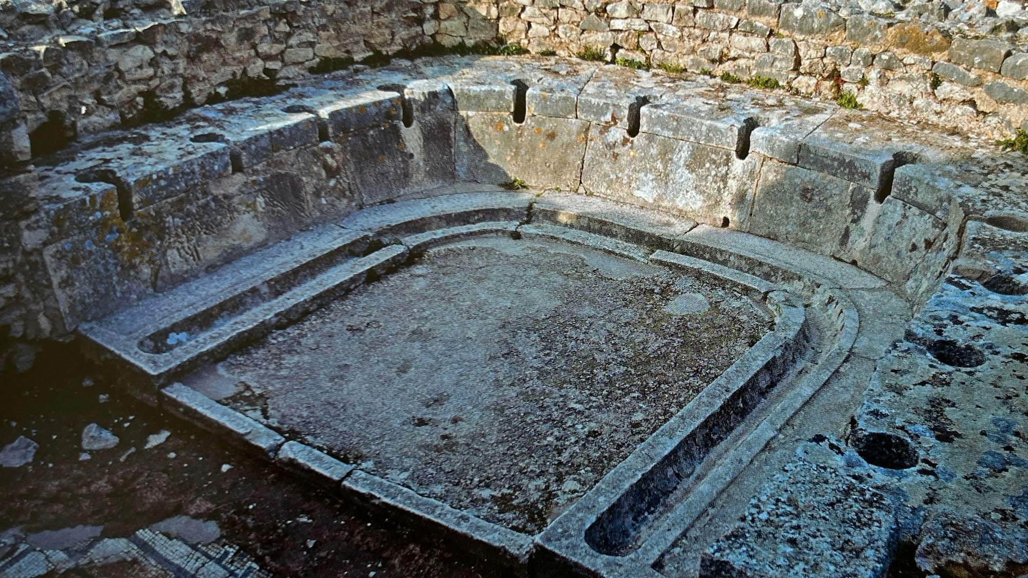 Gemeinschaftstoiletten aus der römischen Zeit.