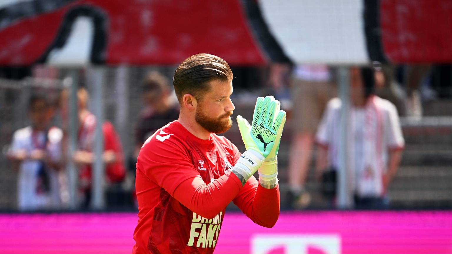 Torhüter Timo Horn applaudiert vor dem Spiel den Fans. (Archiv)
