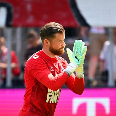 Torhüter Timo Horn applaudiert vor dem Spiel den Fans. (Archiv)