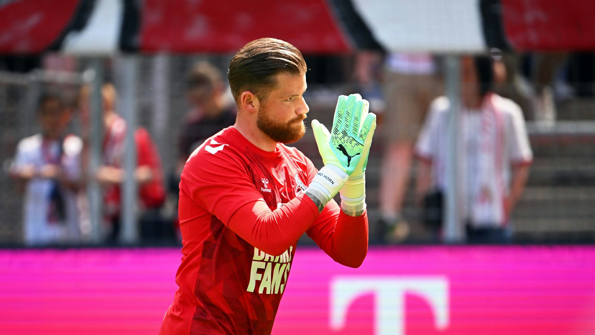 Torhüter Timo Horn applaudiert vor dem Spiel den Fans. (Archiv)