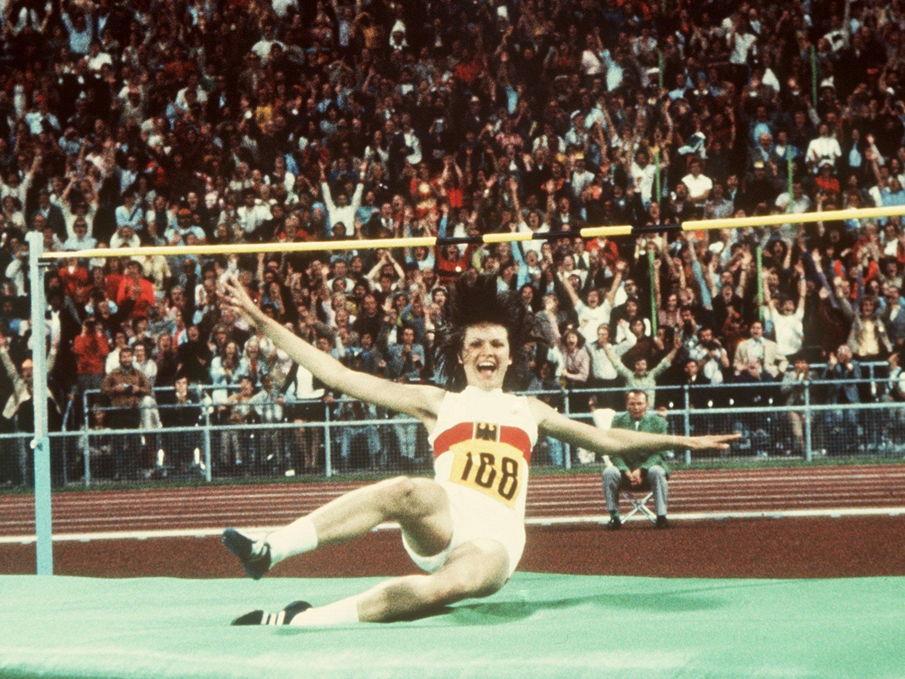 Das Bild zeigt Ulrike Meyfahrt 1972 bei Sprung über 1,92 Meter bei der Olympiade in München.