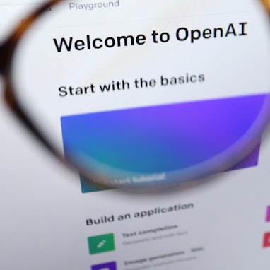 Blick durch ein Brillenglas auf die Startseite von OpenAI