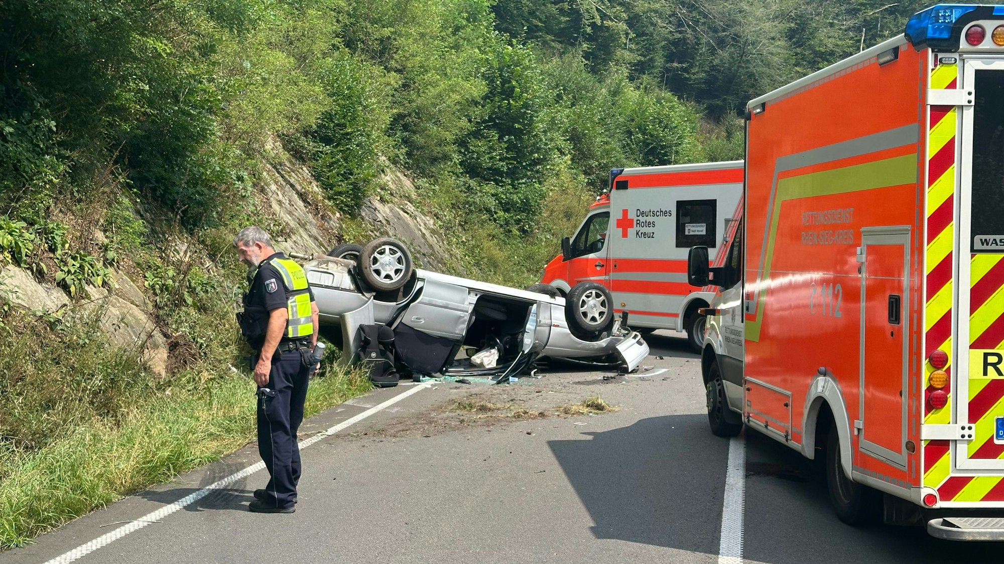 Ein Auto liegt auf dem Dach.