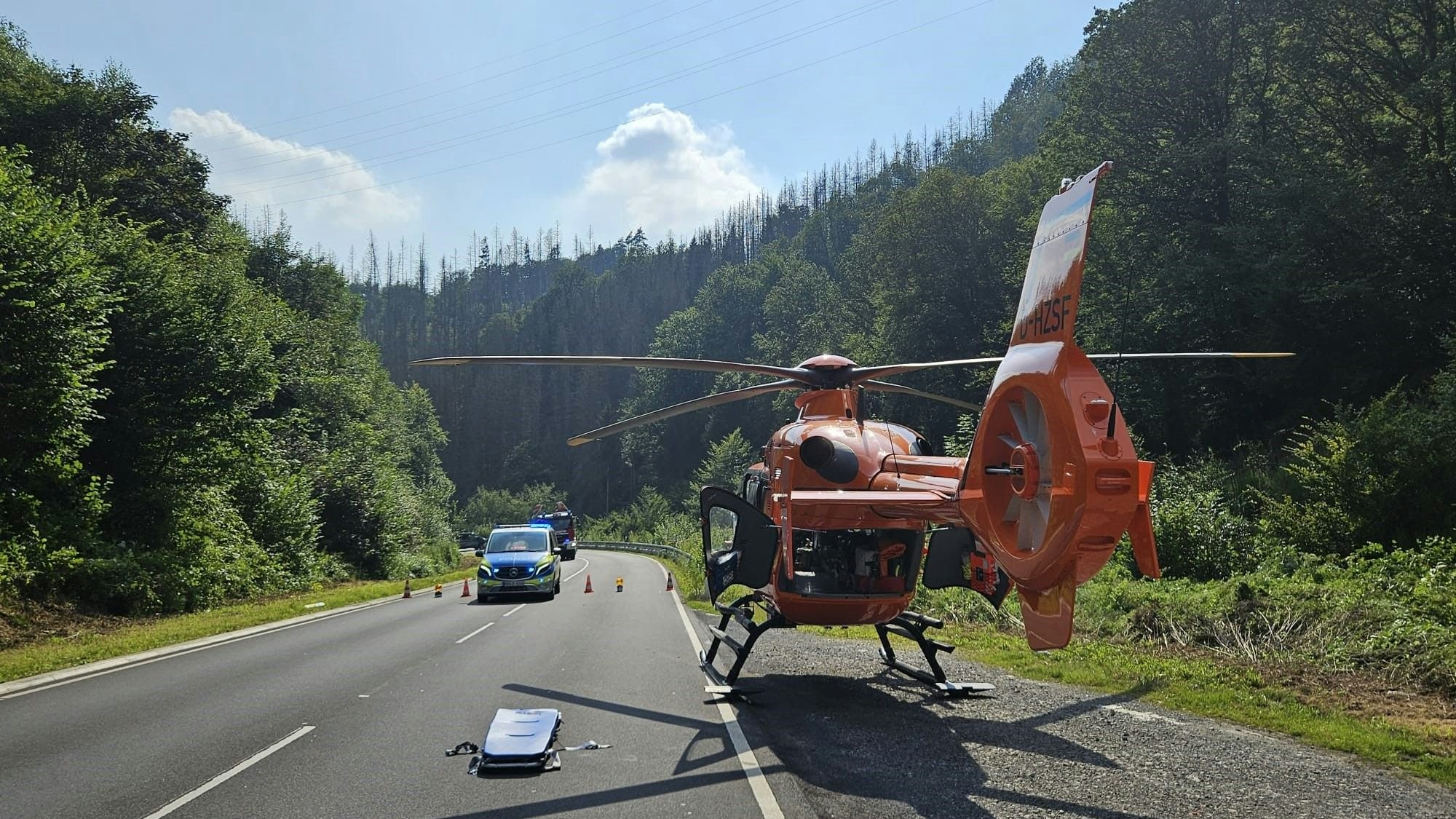 Ein Rettungshubschrauber landete auf der B256 in Windeck.