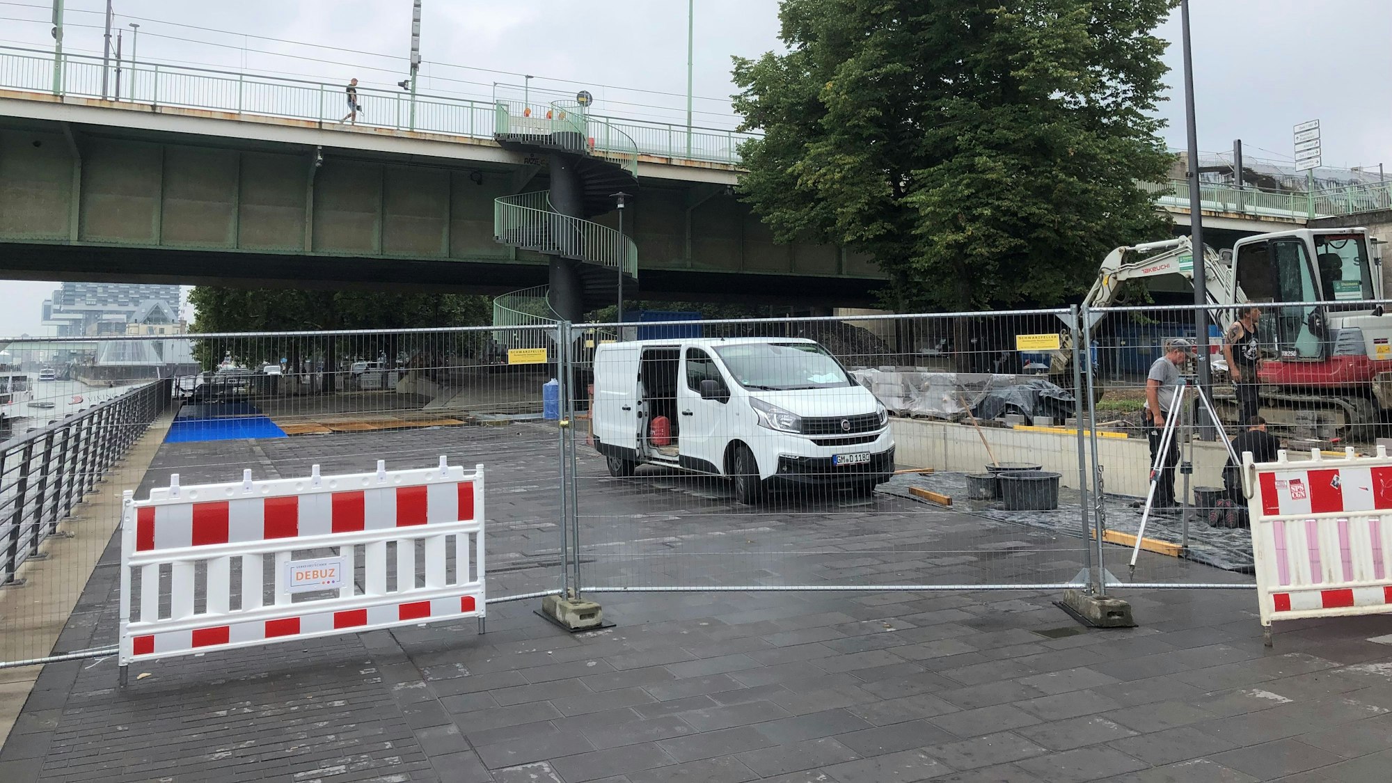 Wegen Restarbeiten an der Kragplatte ist die Rheinpromenade im Bereich der Deutzer Brücke gesperrt.