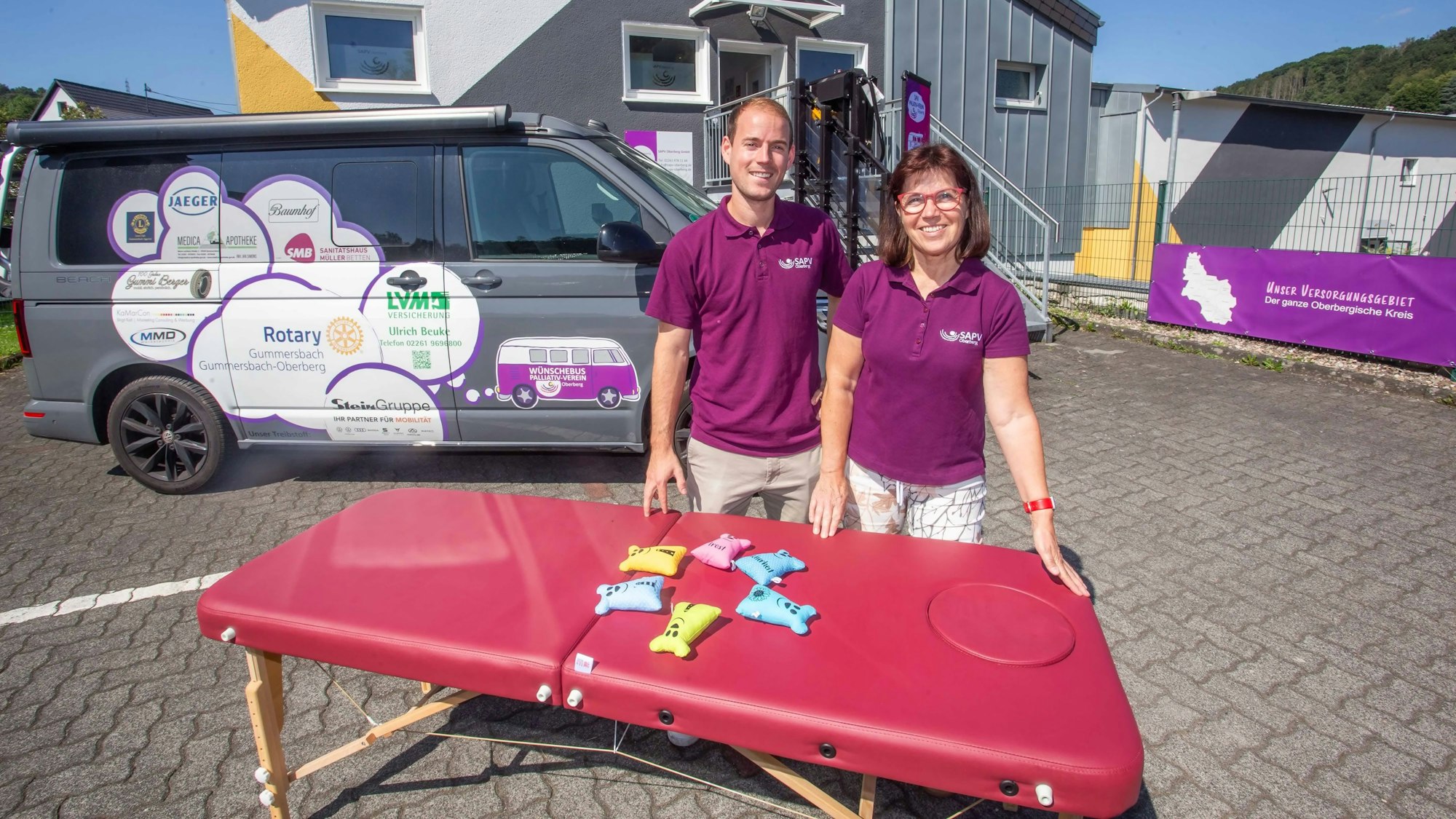 Das Foto zeigt Vincent Jülich, den Geschäftsführer der SAPV Oberberg, und Elisabeth Jülich, die ärztliche Leiterin.
