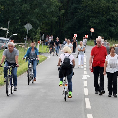 Fußgänger, Radfahrer und Inline-Skater auf der für Autos gesperrten Landstraße im Strundetal bei Bergisch Gladbach 2017.