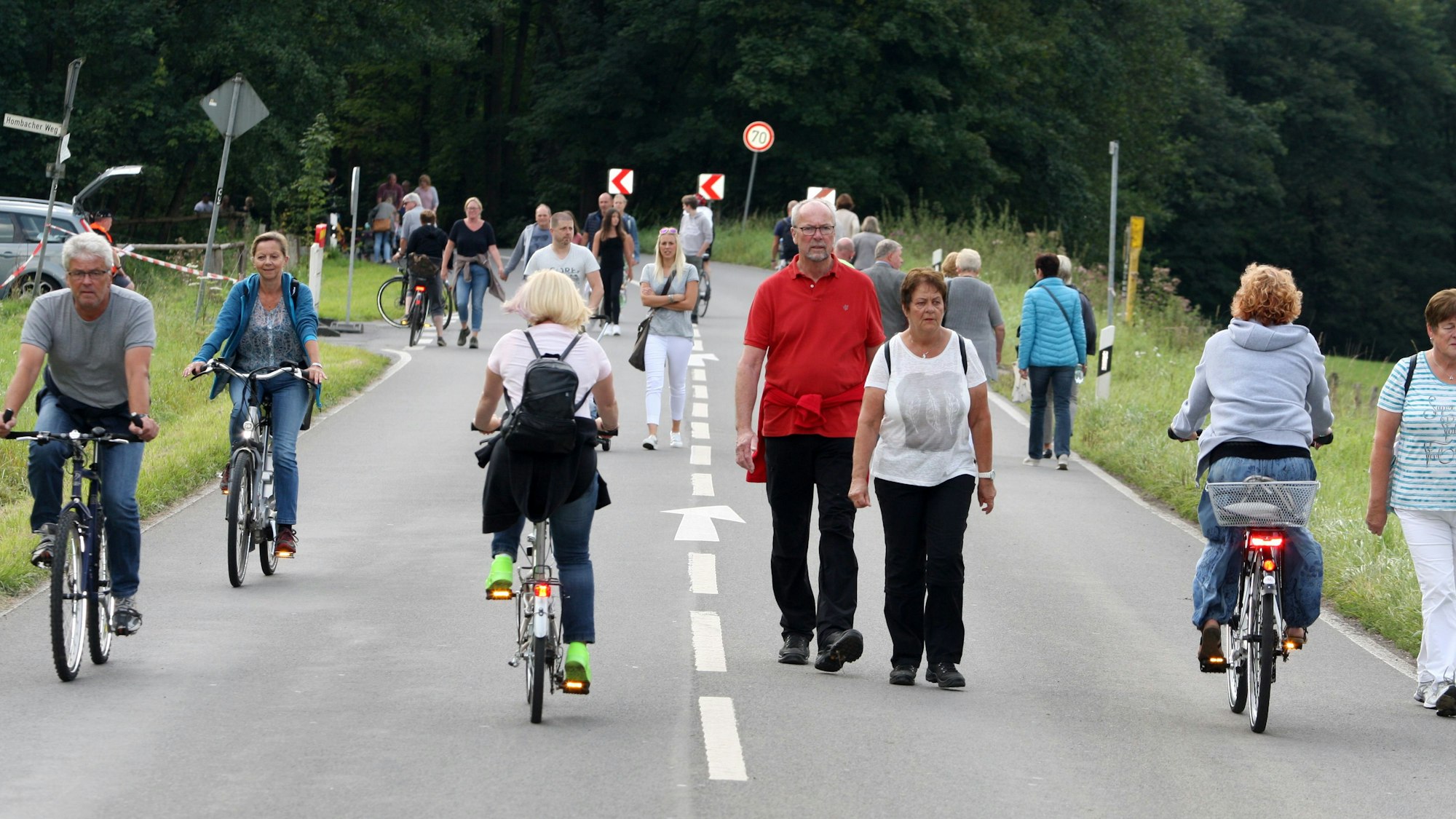 Fußgänger, Radfahrer und Inline-Skater auf der für Autos gesperrten Landstraße im Strundetal bei Bergisch Gladbach 2017.