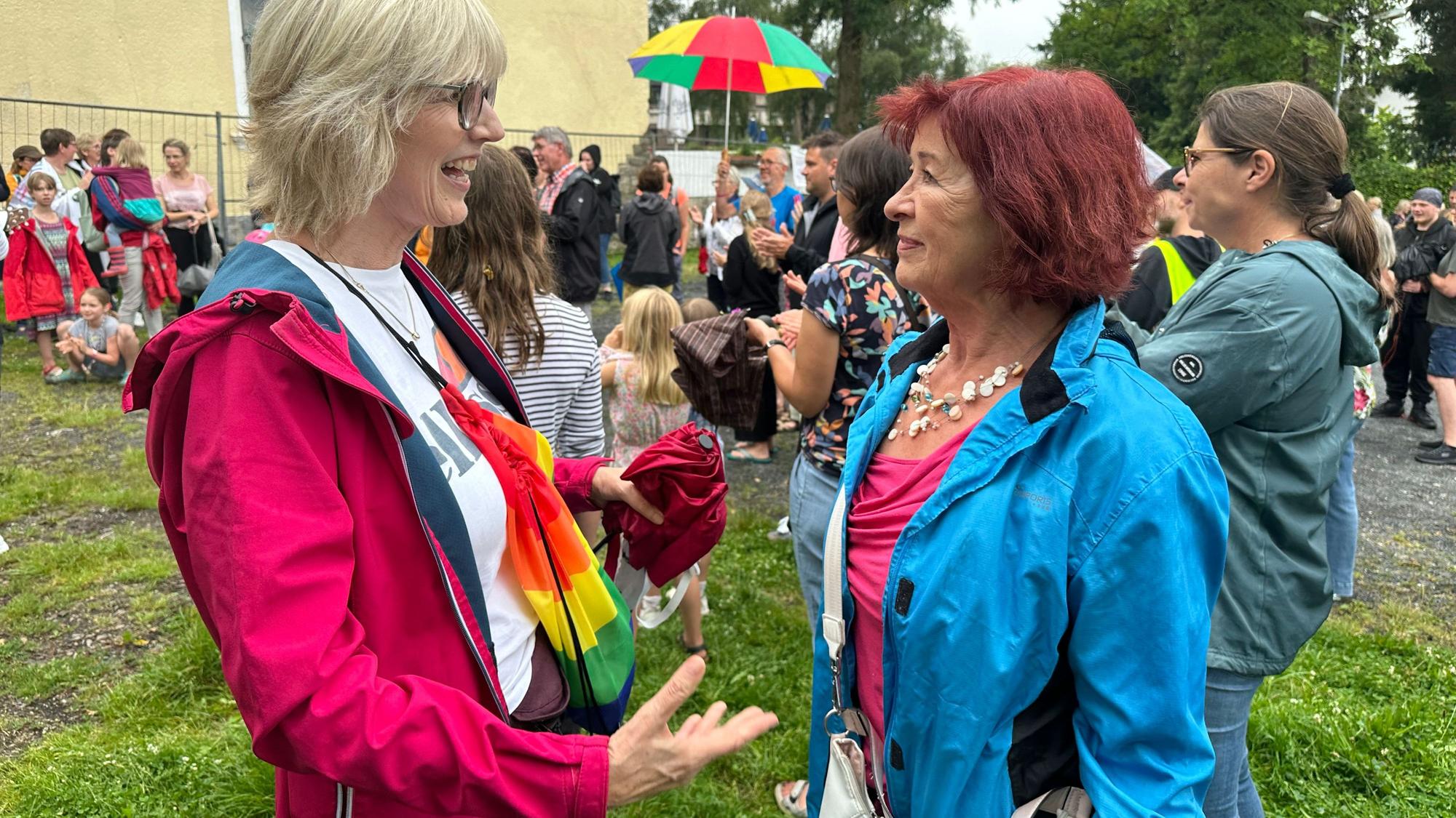 Mitorganisatorin Dr. Petra Römer-Westarp (links) im Gespräch mit Renate Schöneshöfer, die 1968 aus Polen nach Seelscheid kam.
