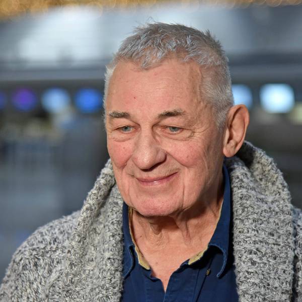 Heinz Hoenig blickt nachdenklich nach unten.