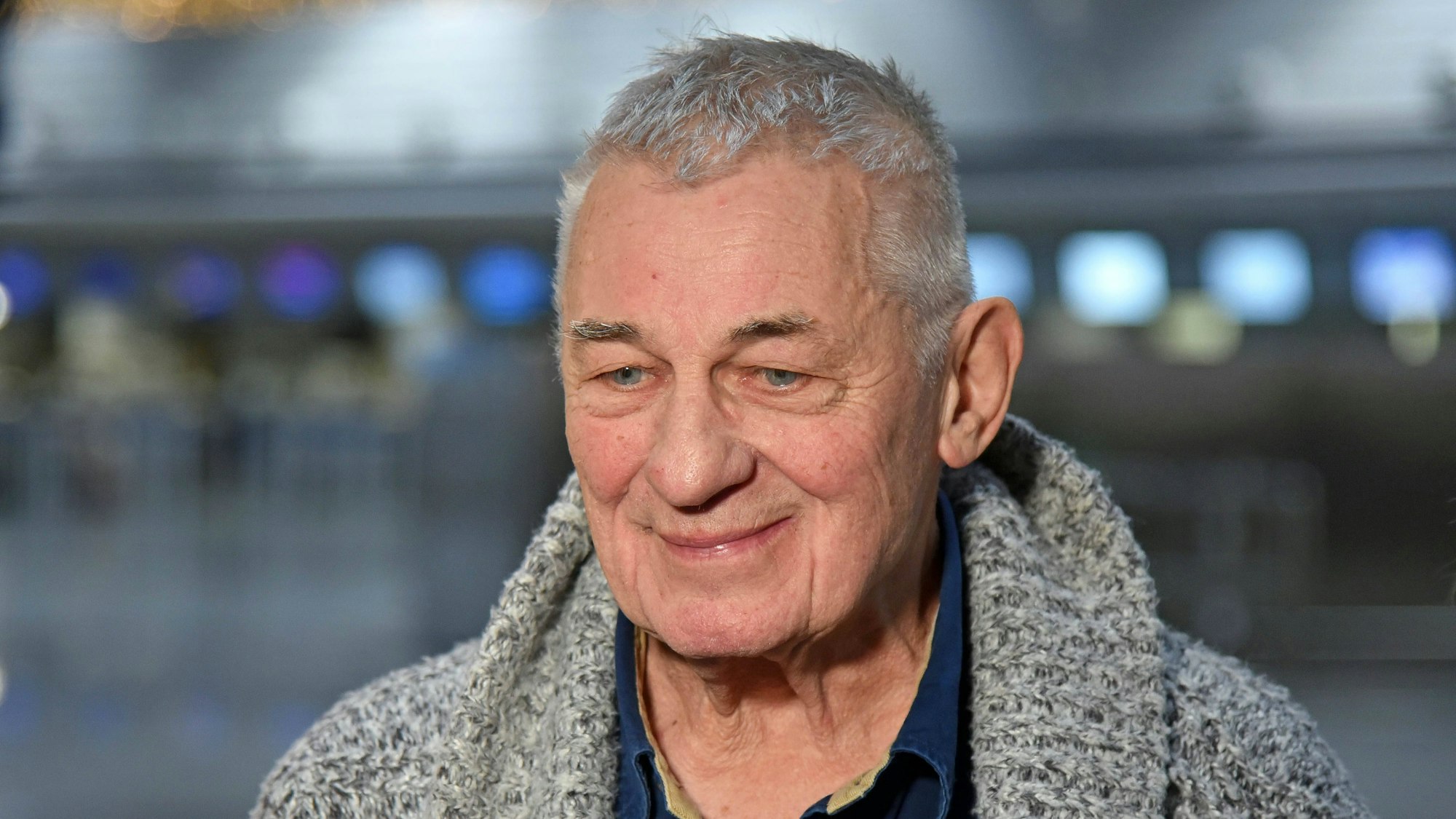 Heinz Hoenig blickt nachdenklich nach unten.