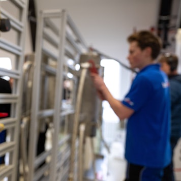 Ein Azubi arbeitet an einer Anlage der Innung Sanitär, Heizung und Klima.