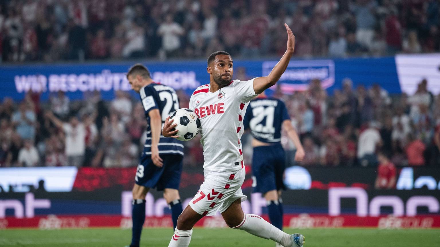 Kölns Linton Maina jubelt nach seinem Anschlusstreffer zum 1:2.